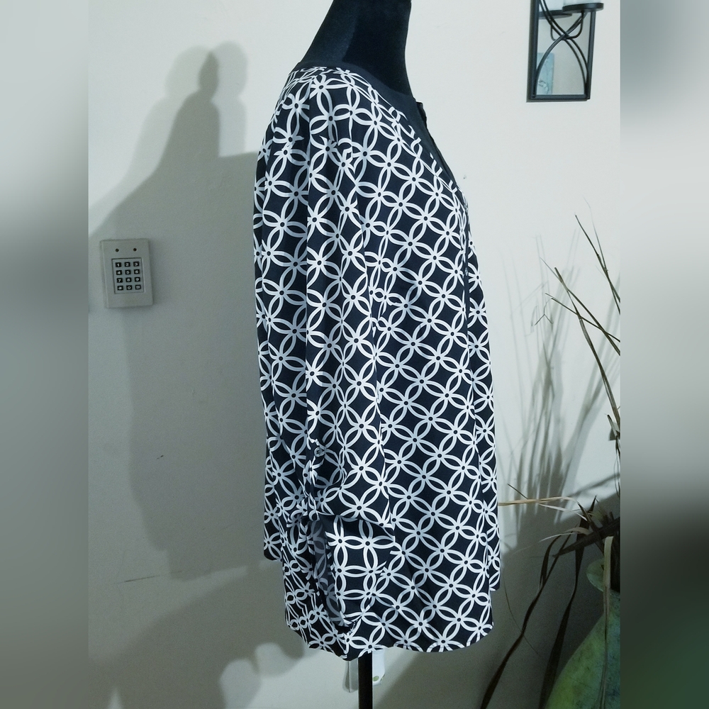 Notations Black and White Geometric Button-Front Blouse - Picture 6 of 6